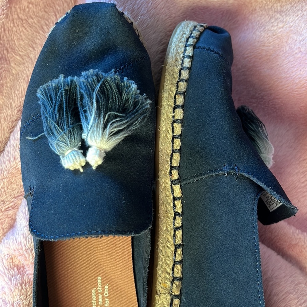 Navy Blue Toms with ombré blue tassel size 8.5. Excellent condition - Picture 2 of 4